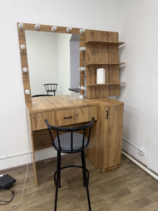 Продам визажный стол со стулом 50000