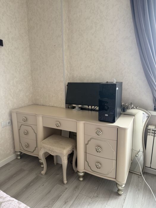 Продаю спальный гарнитур.
