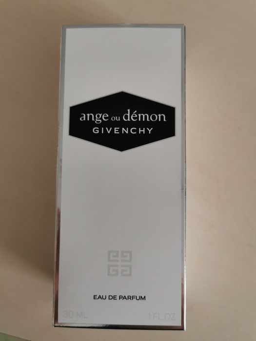 Vând parfum GIVENCHY