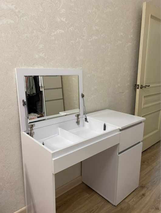 Туалетный стол белый