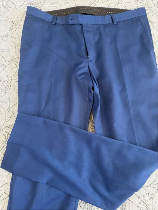 Продавам костюм