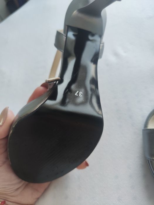 Елегантни сандали с ток