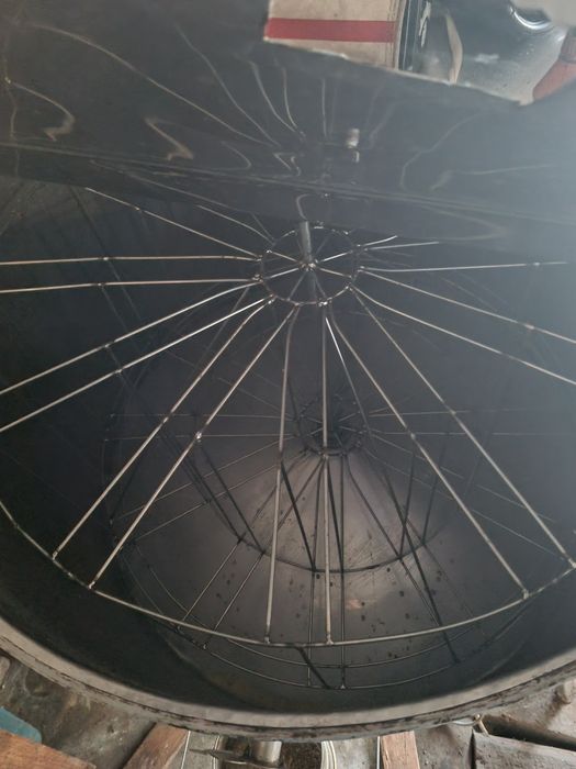 Пчеларска центрофуга на ток