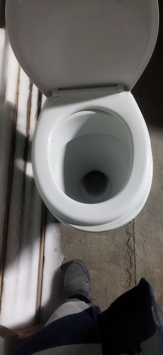 Продам унитаз с бачком