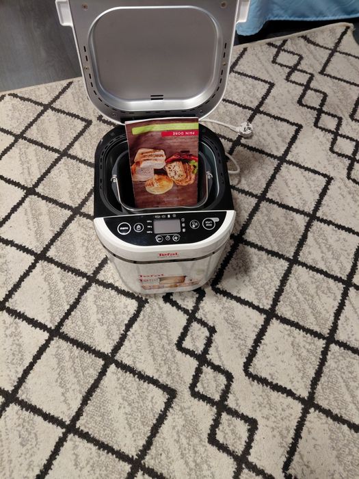 De vanzare cuptor de facut paine la 1 kg este ca si nou na sa folosit ,de la tefal