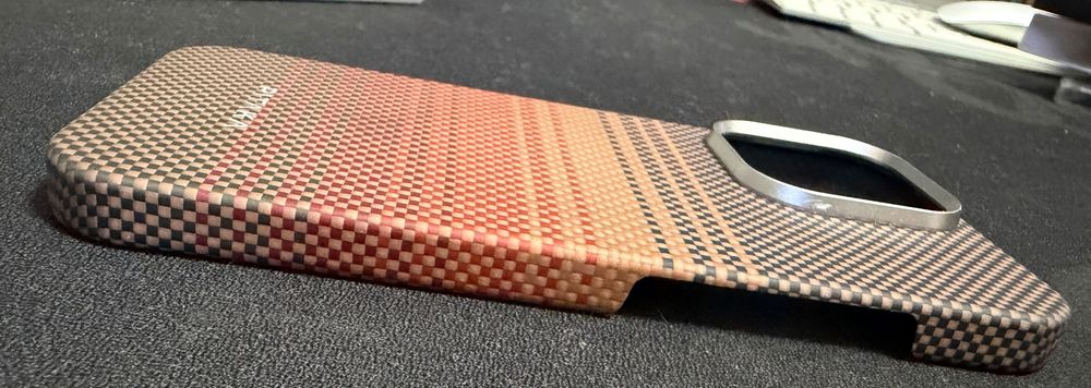 Продам оригинальный чехол Pitaka на iPhone 16 pro