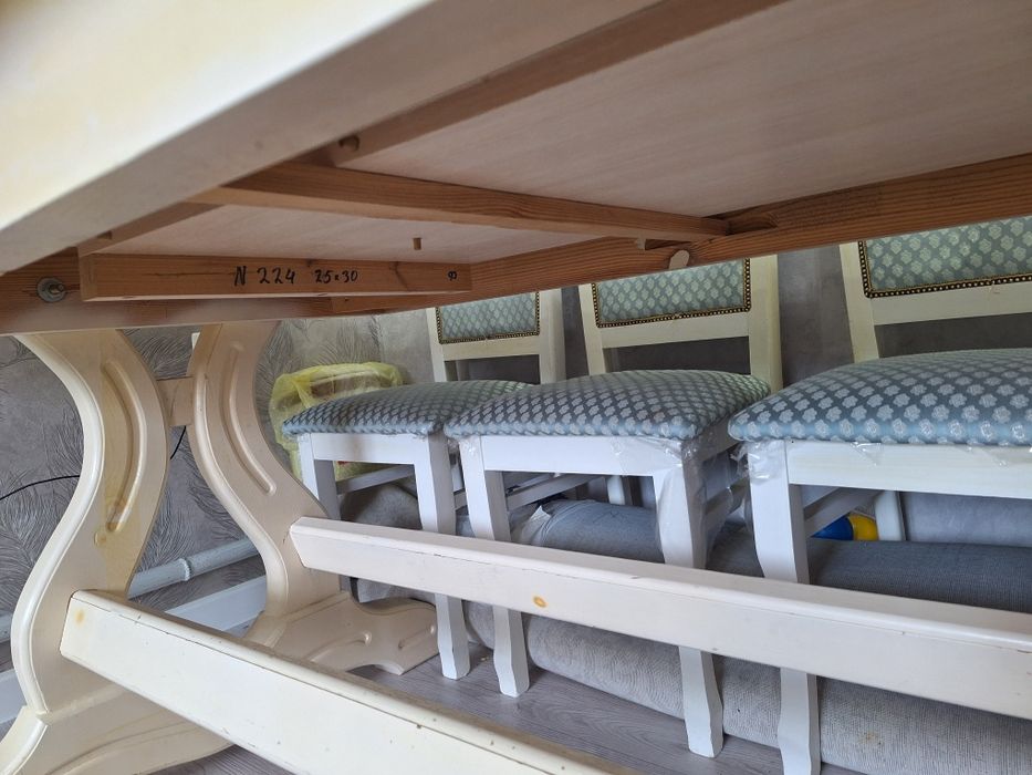 Стол в гостиную можно  со стульями