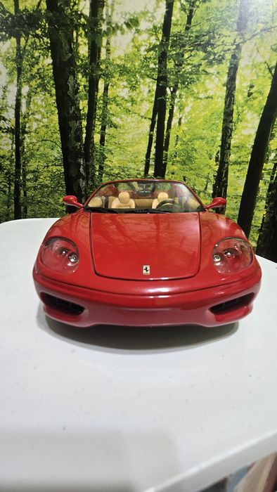 Ferrari 360 Spider 1:18 HotWheels
9/10, mici zgârieturi și una