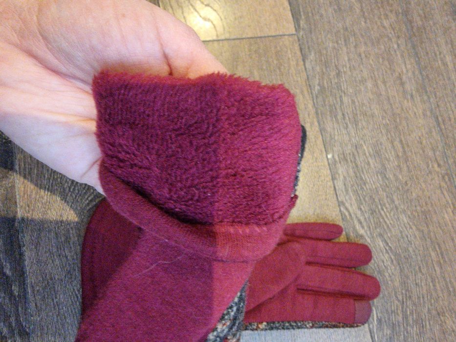 Дамски ръкавици в червен цвят с мотиви