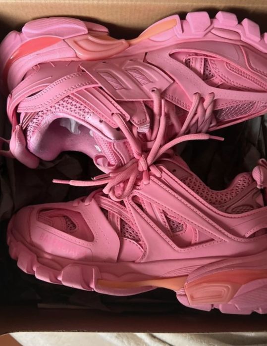 Balenciaga track led noi

-Cutie; 
-Dust bag;
-Cert