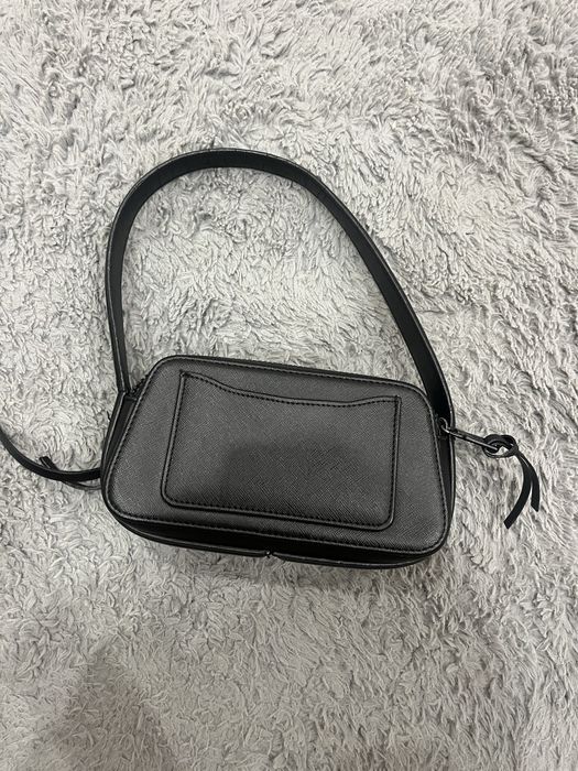 Оригинална чанта Marc Jacobs – черна, компактна и стилна
