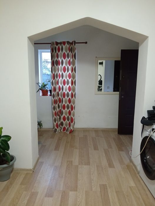 Casa de vanzare la curte
