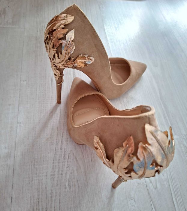 Дамски обувки с висок ток