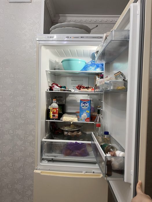 Холодильник б/у работает отлично посец день пользуемся