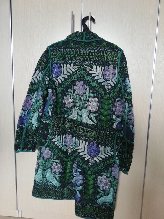 Расшитое узорами пальто/плащ