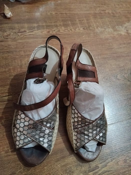 Продам кроссовки