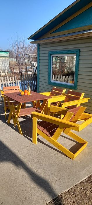 Деревянный стол со стульями