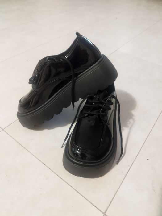 Дамски обувки с платформа, изкуствена кожа, гланциран лак. Цвят черен