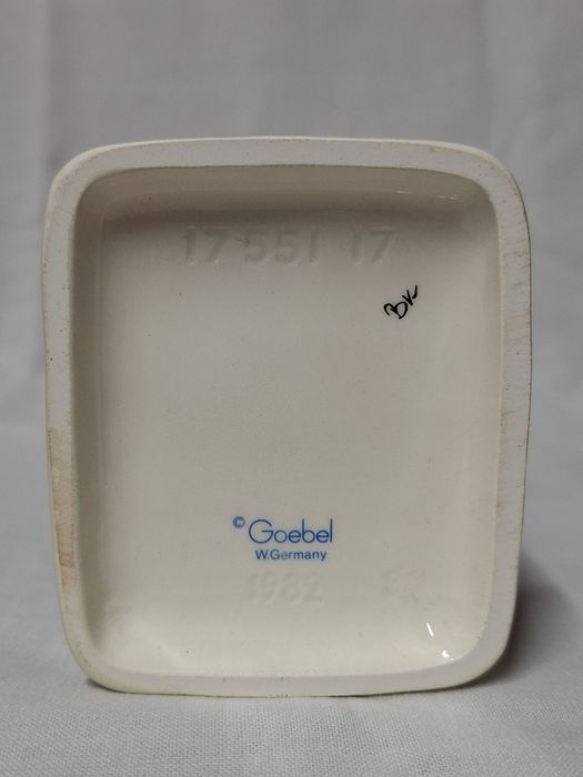 Порцеланова фигура--Goebel--W.Germany--1982--Chris--обущар.