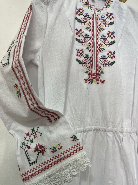 Риза към носия от памучен плата с бродерия