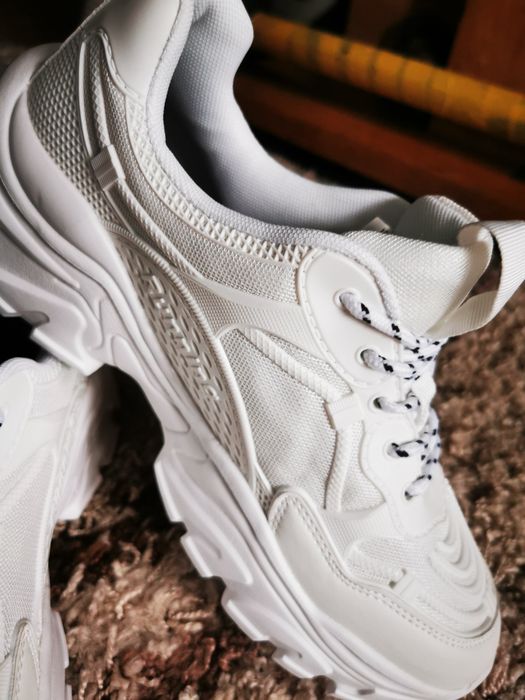 Кроссовки. Новые. Лёгкие.