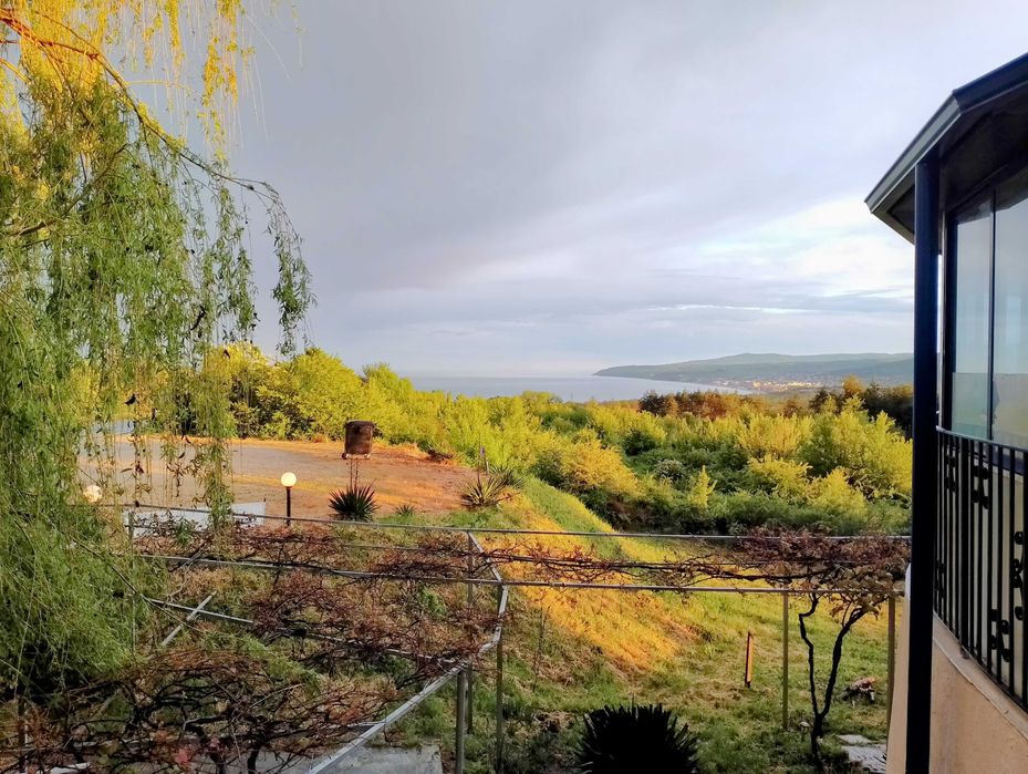 Атрактивен парцел с изглед море и планина.