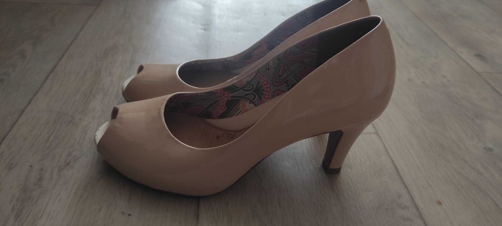 Женские туфли и босоножки