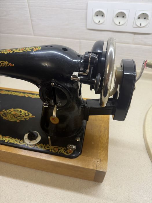 Продам швейную машинку