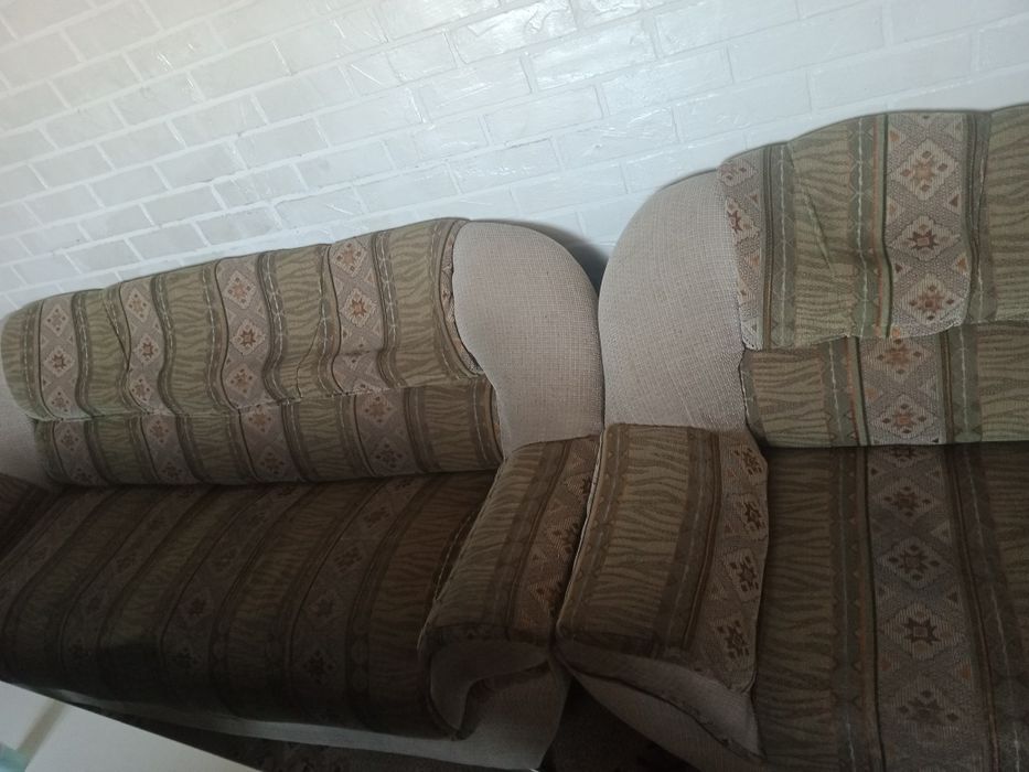 Диван тройка в среднем состояний.