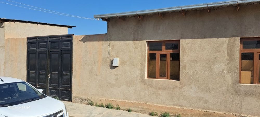 Uy sotiladi 8 sotx 2 xonali uyi bor