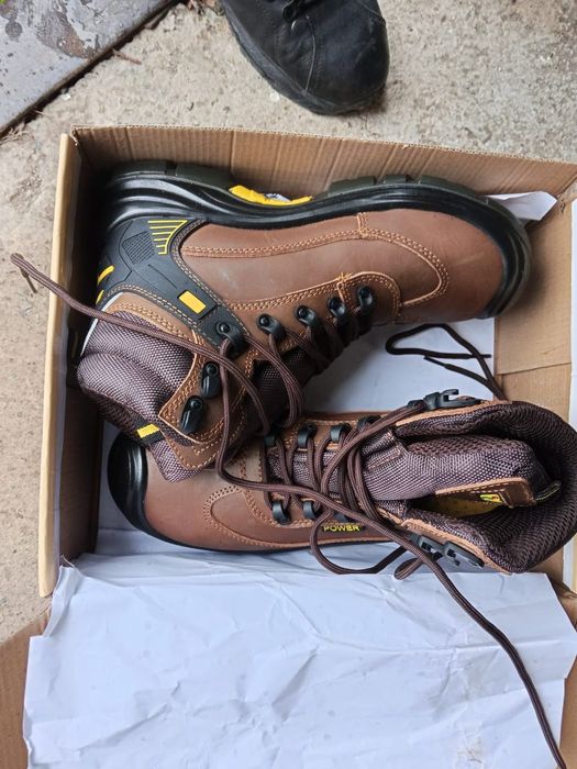 Продам спец ботинки с железными носками