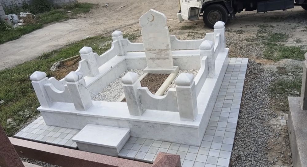 Укладка плитки на кладбище. Мазары из мрамора