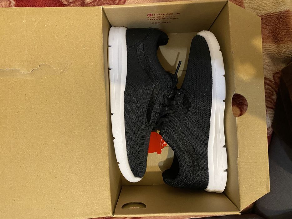 Vand adidasi Vans