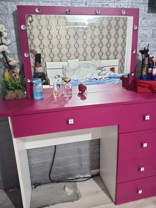 Vând masa machiaj stare foarte bună