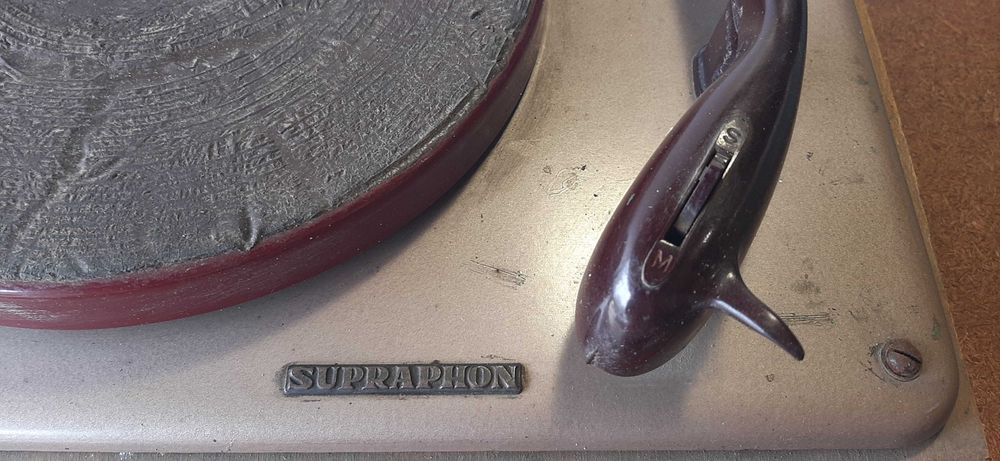 Ретро радиоапарат Респром АБ71Т и стар грамофон