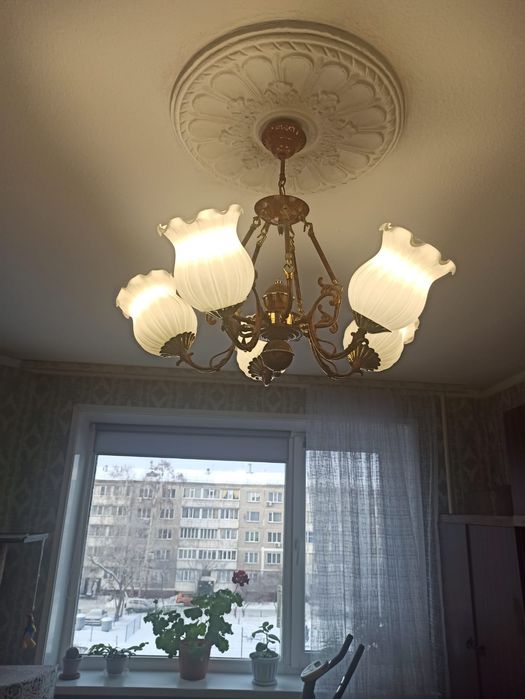 Продам мягкий уголок и люстры