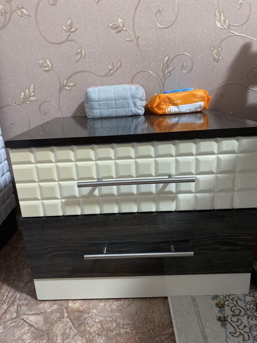 Продается шкаф и 2 тумбочка цена 40тыс