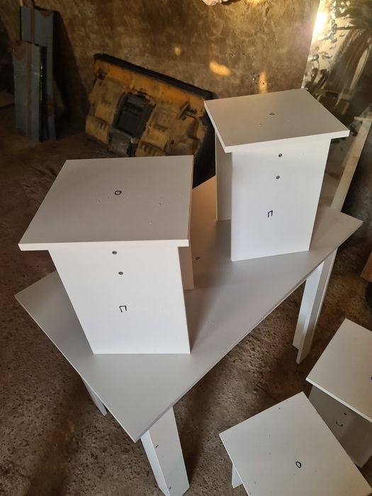 Стол и 4 табуретки новый