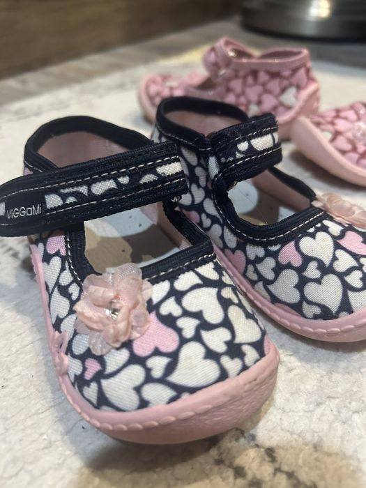 Три чифта пантофи 25 лв