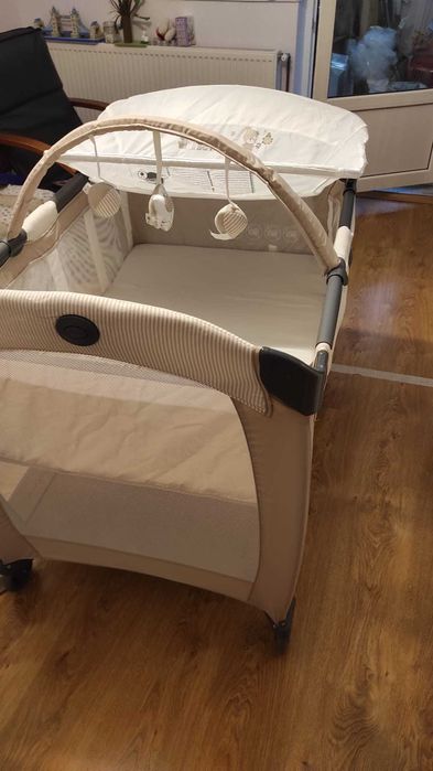 Pătuț pliabil de bebe GRACO cu masă de înfășat, sunete și vibrație