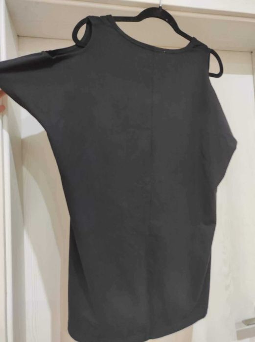 Къса тениска рокля с голи рамене Moschino