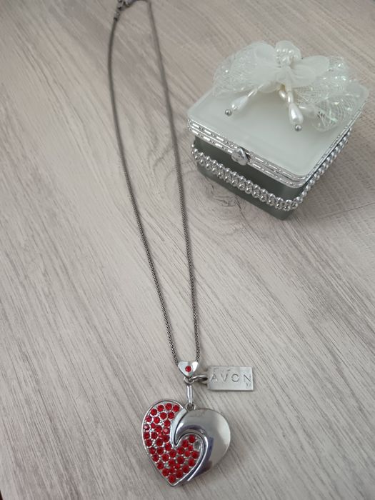 Колие сърце със скрита флашка в него