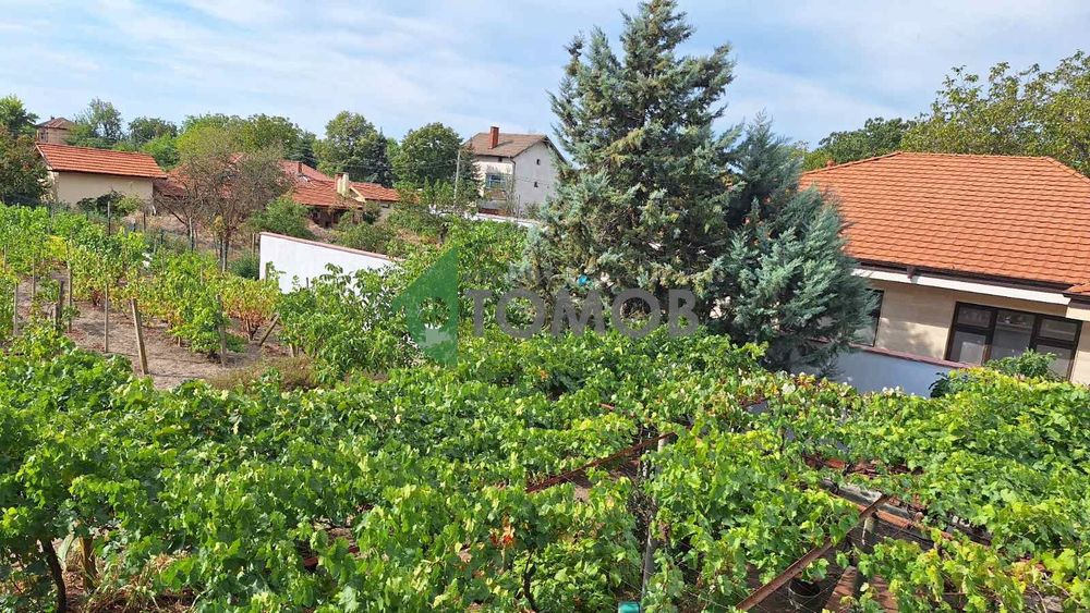 Здрава триетажна къща в село Загоре