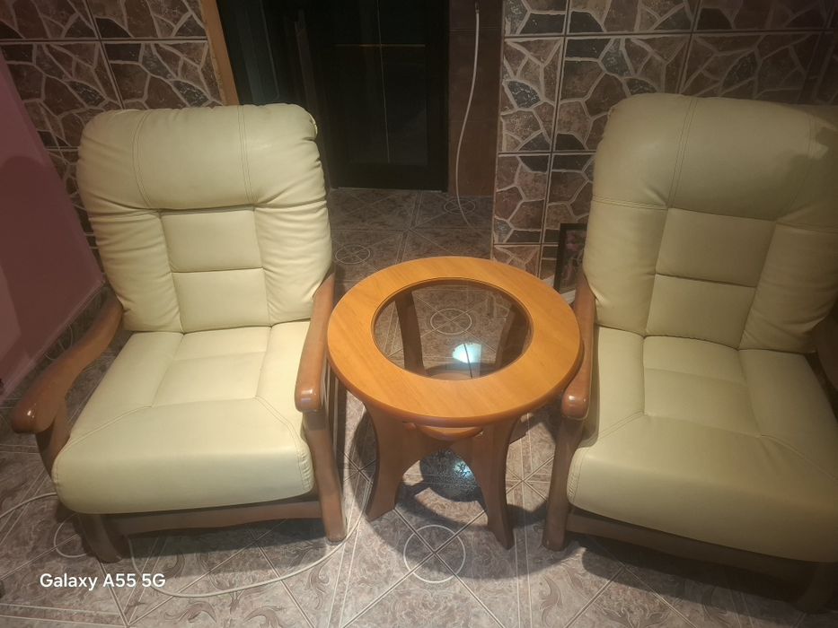 2 fotolii din piele naturală Divan Leto/Roma si o măsuțade cafea stare f bună