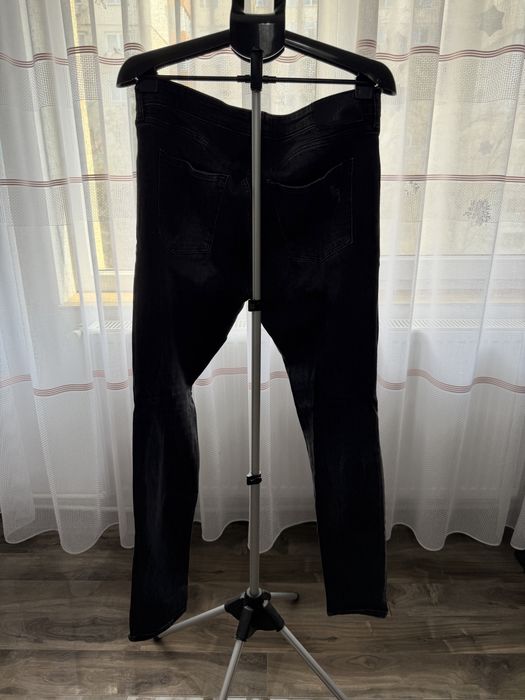 Blugi negri marca H&M