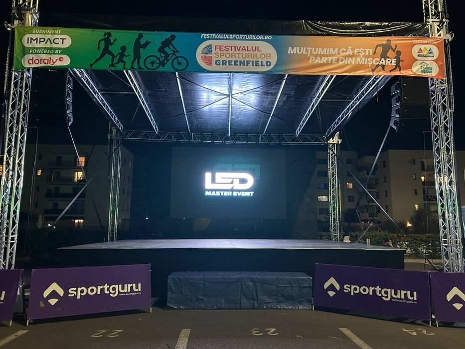 Dj-MC, scena, podium, ecran led, sonorizare, schela de lumini, glob