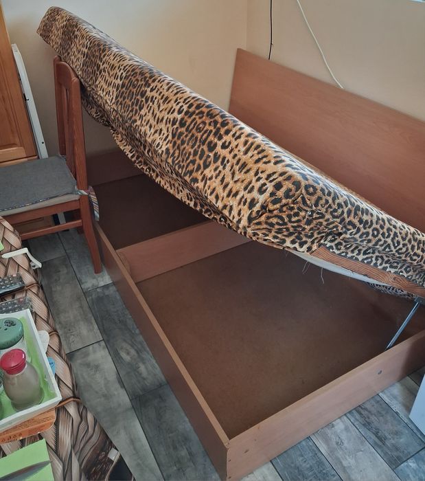 Продавам спалня с размери 120 cm на 190 cm. Спалнята е в добро състояние.