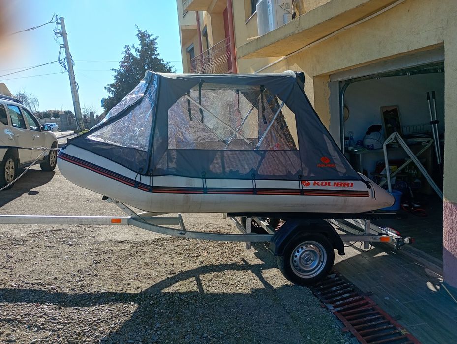 Vând barcă Kolibri 330 cu roți și cort Kolibri.