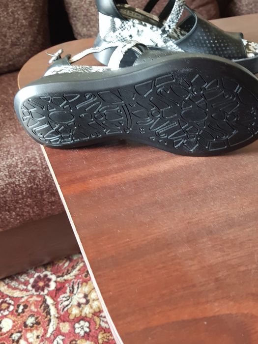 Vand o pereche de sandale