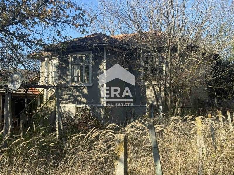 Голям парцел със законна къща за продажба, в близост до центъра на с.